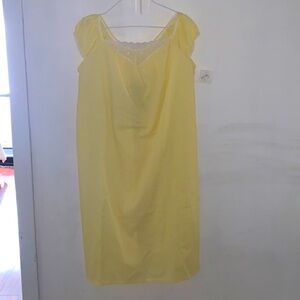Vintage 60” early 70” NWOT yellow nightgown by Dormelle Medium